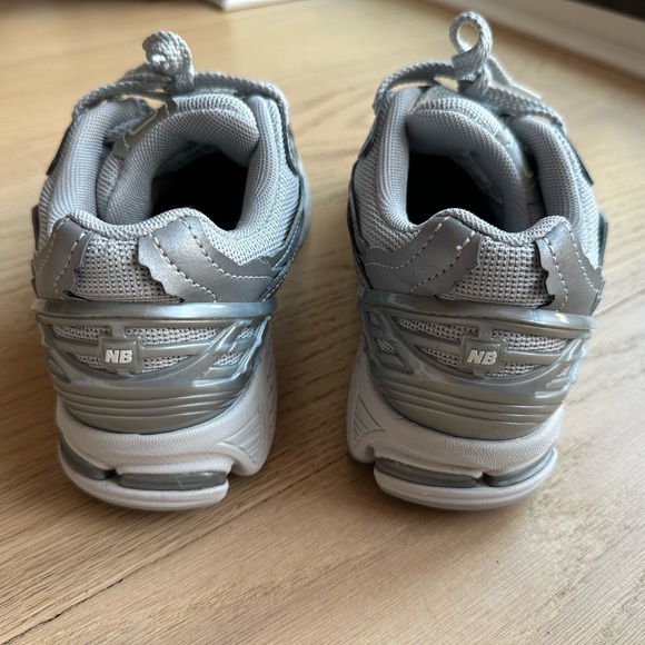 New Balance 1906D “PROTECTION PACK - SILVER
METALLIC" gray sneakers, size 6.5 - Picture 5 of 12